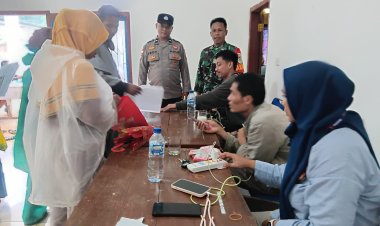 Babinsa Koramil 0115/Cimanggu Dan Bhabinkamtibmas Dampingi Penyaluran Bantuan Kesra Tahap IV Tahun 2025 di Kecamatan Sumur