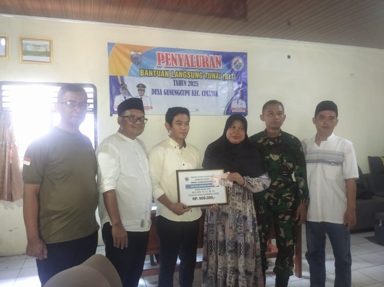 Babinsa Koramil 0104/Cimanuk Dampingi Penyaluran BLT-DD di Desa Gunungcupu