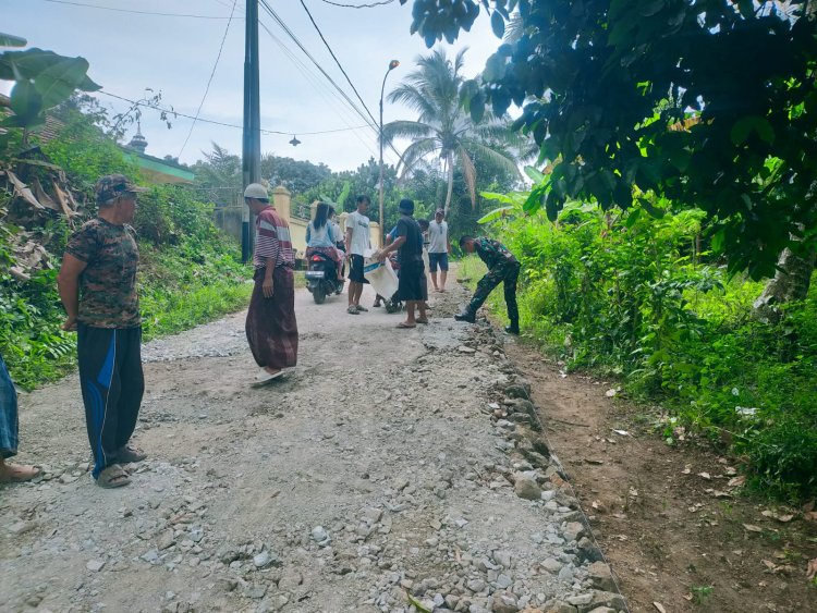 Babinsa Koramil 0101/Pandeglang Melaksanakan Gotong Royong Perbaikan Jalan di Kampung Cijeruk, Kelurahan Kadomas