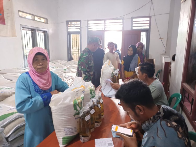 Babinsa Koramil 0111/Pagelaran Monitoring Penyaluran Bantuan Pangan Cadangan Beras dan Minyak Pemerintah (BPCBMP) di Desa Turus