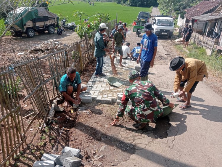 Babinsa Koramil 0110/Pandegalang Melaksanakan Gotong Royong Perbaikan Jalan di Kp. Pasirtinil, Babakan Kalanganyar