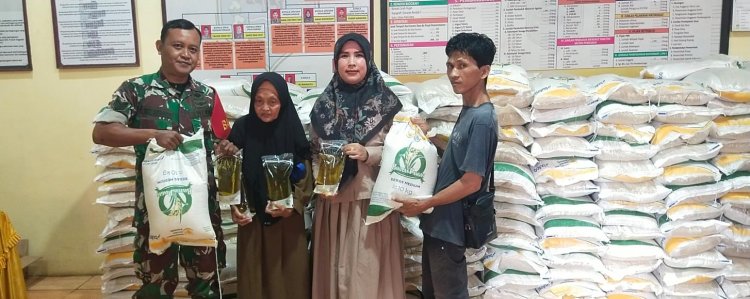 Babinsa Koramil 0108/Bojong Dampingi Penyaluran Bantuan Pangan kepada 308 KPM di Desa Banyumas
