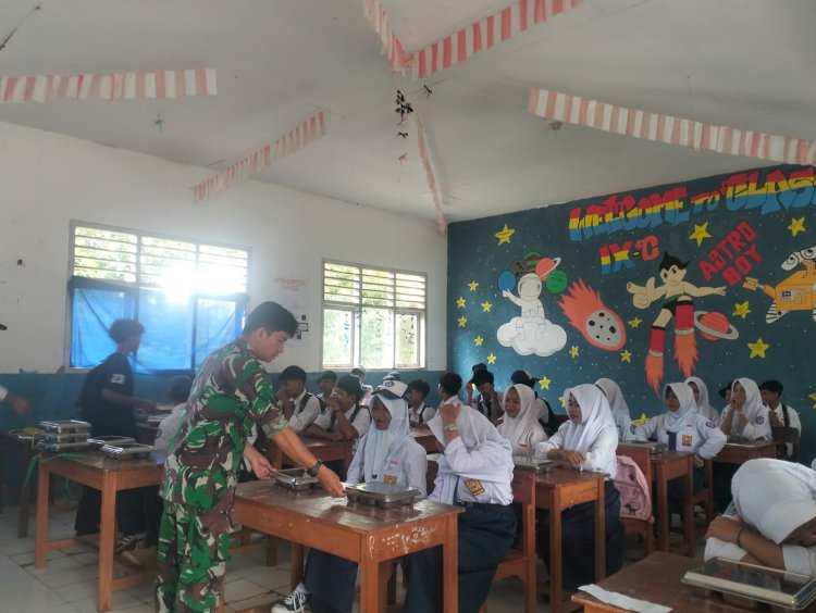 Babinsa Koramil 0103/Banjar Dampingi Pendistribusian Makan Bergizi Gratis (MBG) di Kecamatan Mekarjaya