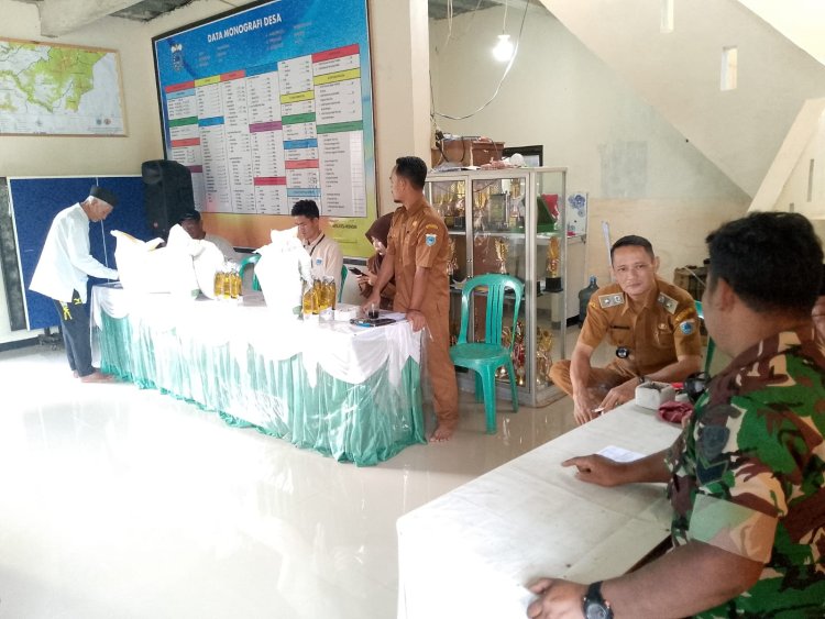 Pendampingan Penyaluran Bantuan Pangan Desa Mekarsari oleh Babinsa Koramil 0108/Bojong