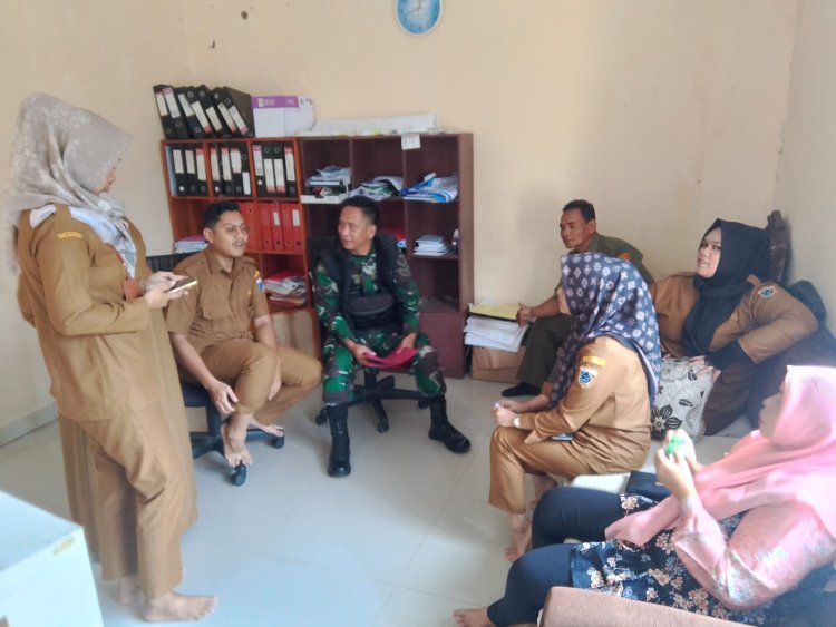 Babinsa Ramil 0105/Mandalawangi Laksanakan Komsos Bersama Sekdes dan Perangkat Desa Pari untuk Pererat Kedekatan dengan Masyarakat