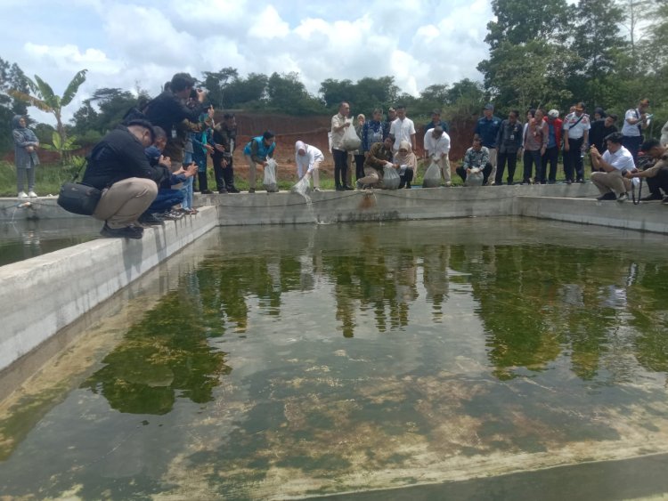 Koramil 0111/Pagelaran – Kodim 0601/Pandeglang     Babinsa Koramil 0111/Pagelaran Hadiri Kunjungan Kerja Bupati Pandeglang dalam Program Sinergitas Percepatan Pengentasan Kemiskinan (SITASKIN) di Desa Kertasana