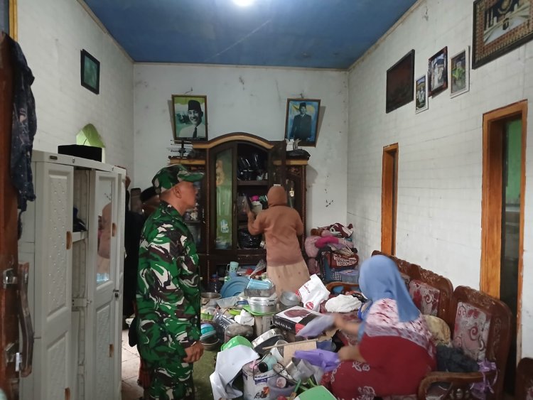 Babinsa Koramil 0103/Bjr Lakukan Pengecekan Rumah Warga Roboh Akibat Hujan Angin di Desa Saninten