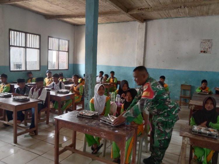 Pendampingan Program Makan Bergizi Gratis (MBG) oleh Babinsa Koramil 07/Saketi