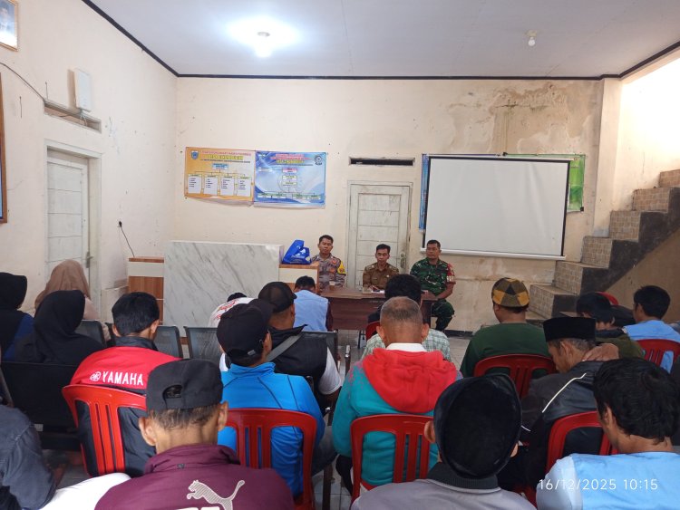 Babinsa Koramil 0105/Mandalawangi Hadiri Pendampingan Pembagian Insentif RT/RW di Desa Cikumbuen