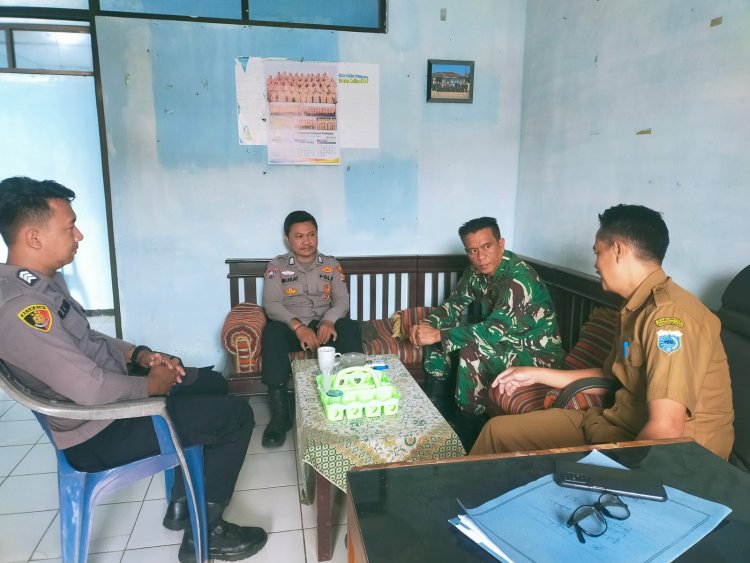 Babinsa Koramil 0101/Pandeglang Hadiri Komsos dan Serah Terima Bhabinkamtibmas di Kelurahan Kadomas