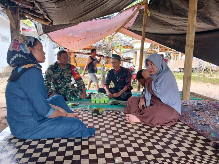 Babinsa Koramil 0116/Cikeusik Laksanakan Komsos Bersama Warga, Bahas Antisipasi Banjir di Kp. Lewigede