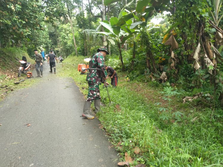 Kegiatan Karya Bakti Babinsa Koramil 0102/Cadasari Bersama Warga dalam Rangka Gotong Royong Pembersihan Jalan Desa