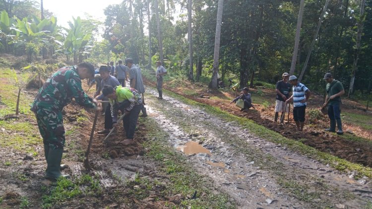Babinsa Koramil 0114/Cigeulis Pimpin Gotong Royong Pembuatan Parit, Wujud Nyata Kepedulian TNI Terhadap Lingkungan