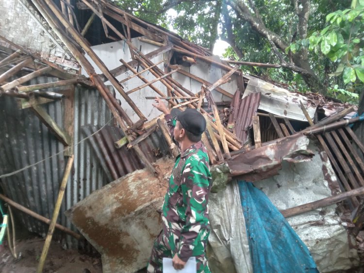 Babinsa Koramil 0110/Labuan Laksanakan Peninjauan Lokasi Rumah Roboh di Desa Sukamaju