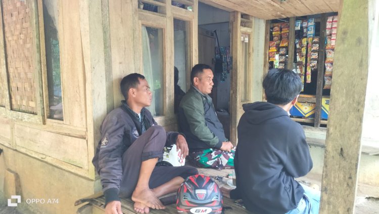 Babinsa Koramil 0103/Banjar Laksanakan Komsos Bersama Perangkat Desa dan Ketua RT di Desa Medong