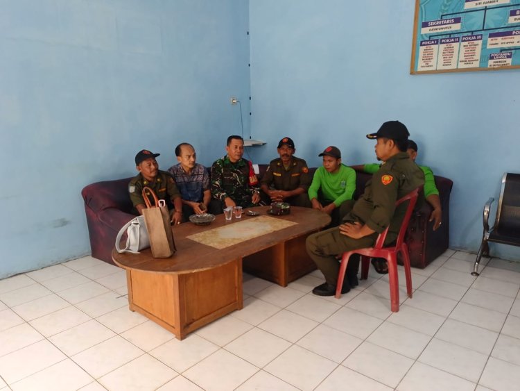 Babinsa Koramil 0103/Banjar Laksanakan Komsos Bersama Perangkat Desa dan Linmas, Antisipasi Dampak Musim Penghujan dan Cuaca Buruk