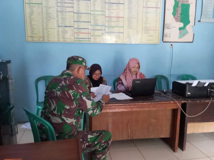 Babinsa Koramil 0107/Saketi Laksanakan Giat Puldatater di Kantor Desa Palembang Kecamatan Cisata
