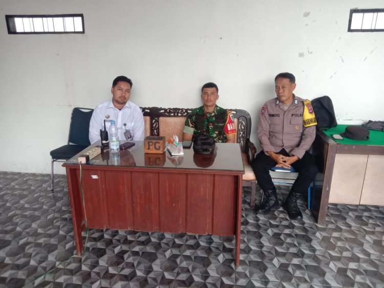 Babinsa Koramil 0101/Pandeglang Bersama Bhabinkamtibmas Laksanakan Komsos dengan Warga Kelurahan Pandeglang