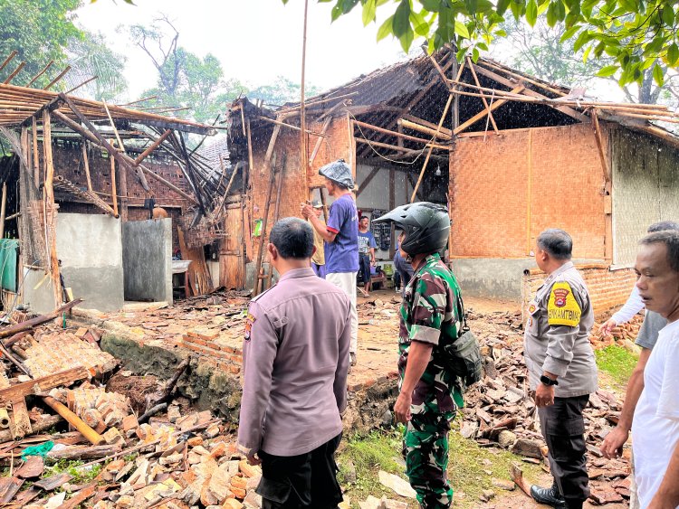 Babinsa Koramil 0102/Cadasari dan Bhabinkamtibmas Laksanakan Peninjauan serta Pembersihan Puing Rumah Roboh di Kp. Kadu Salak