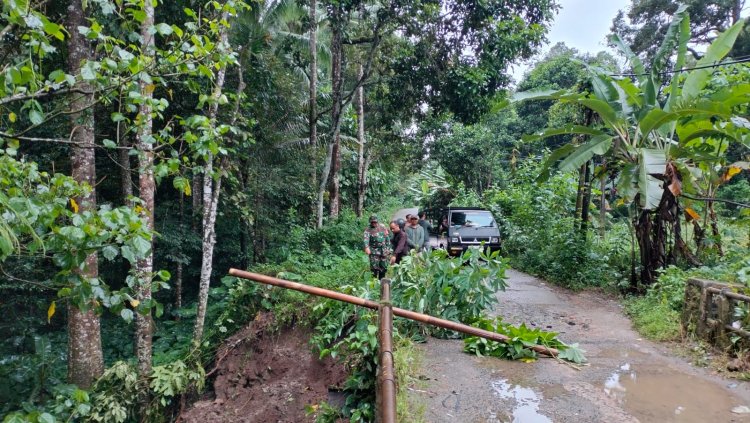 Babinsa Koramil 0102/Cadasari Laksanakan Komsos dan Himbauan Keselamatan di Lokasi Jembatan Rawan Ambruk