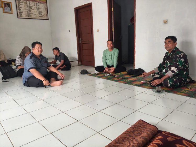 Babinsa Koramil 0115/Cimanggu Laksanakan Komsos Bersama Tokoh Masyarakat di Desa Ujung Jaya