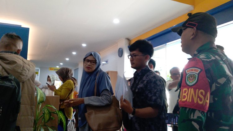 Babinsa Koramil 0102/Cadasari Laksanakan Pengawasan dan Pengamanan di Kantor Pajak Pandeglang