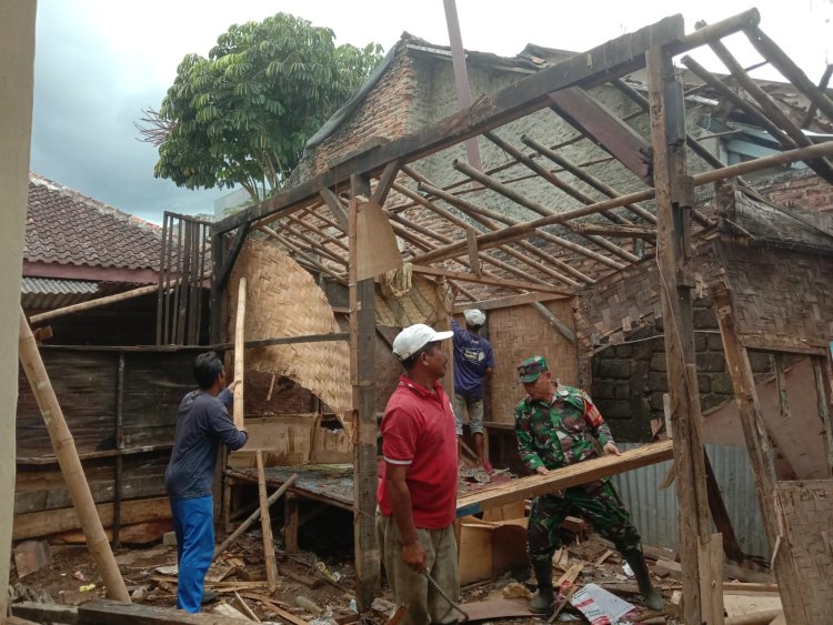 Serka Saian Babinsa Kelurahan Sukaratu Bersama Warga Laksanakan Gotong Royong Pembongkaran Rumah Warga