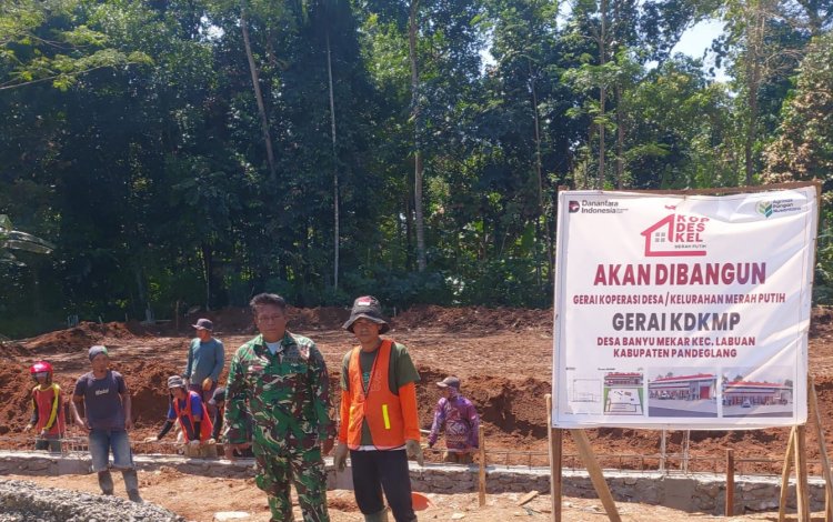 BABINSA KORAMIL 0110/LABUAN LAKSANAKAN PENGAWASAN PEMBANGUNAN KDMP DI DESA BANYUMEKAR