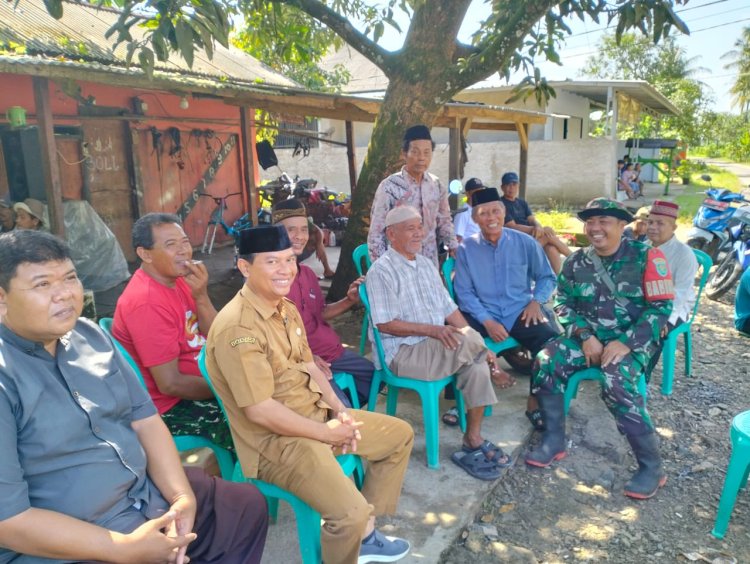 Serda Asep Setiana, Babinsa Koramil 0117/Panimbang Laksanakan Komsos di Desa Gombong, Pererat Silaturahmi dan Kebersamaan