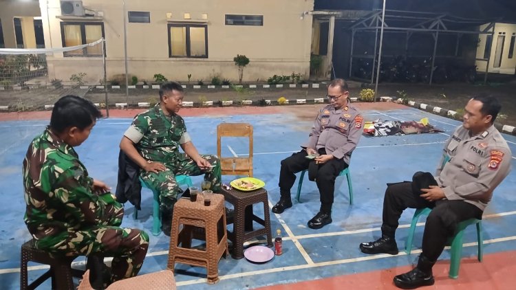 Danramil 0114/Cigeulis Bersama Babinsa Perkuat Soliditas TNI–Polri Melalui Silaturahmi ke Mapolsek Cigeulis