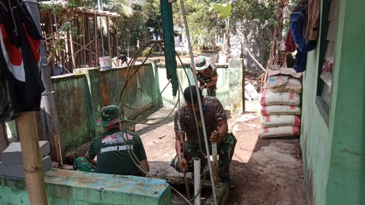 Anggota Koramil 0105/Mandalawangi Laksanakan Pembersihan dan Perawatan Rumah Dinas dalam Rangka Penyiapan Rehabilitasi Koramil