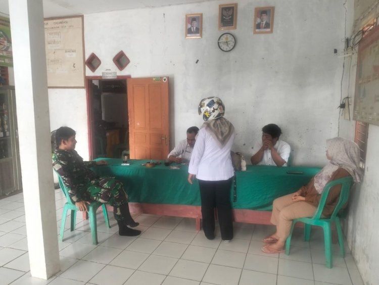 Babinsa Koramil 0103/Banjar Laksanakan Komsos Bersama Kepala Desa Mekarjaya