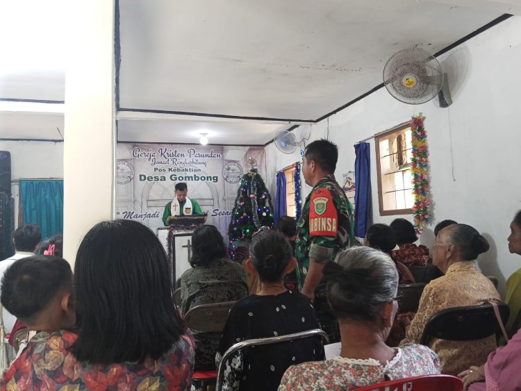 Serda Asep Setiana Babinsa Koramil 0117/Panimbang Laksanakan Pengamanan Kebaktian Natal 2025 di Desa Gombong