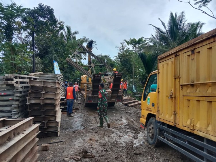 Babinsa Koramil 0115/Cimanggu Pantau dan Kawal Material Besi untuk Pembuatan Jembatan Sementara di Kp. Pasirnangka