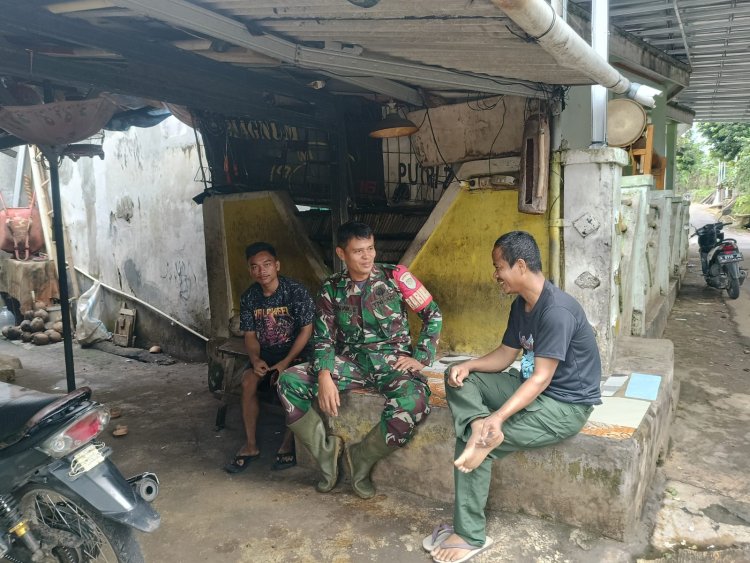 Sertu Dadan Sumpena Laksanakan Komsos Bersama Danru Linmas di Desa Karangsetra