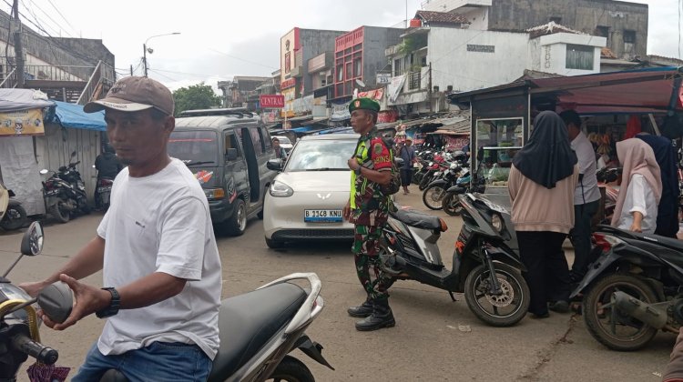 Serka Suryadi Babinsa Koramil 0110/Labuan Laksanakan Pengamanan Pasar Labuan Jelang Perayaan Natal 2025 dan Tahun Baru 2026