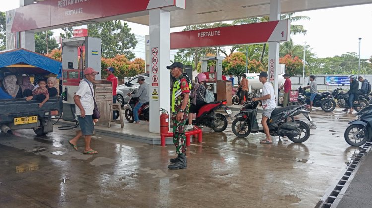 Anggota Babinsa Koramil 0110/Labuan Laksanakan Pengamanan SPBU Pejamben Jelang Nataru, Situasi Aman dan Kondusif