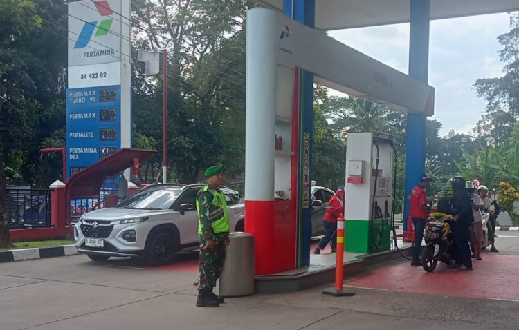 Babinsa Koramil 0102/Cadasari Laksanakan Pengamanan Objek Vital SPBU Kadupereng dalam Rangka Nataru 2025–2026