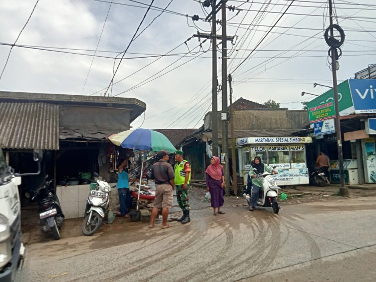 Babinsa Koramil 0108/Bojong Laksanakan Pengamanan Pasar Picung Demi Terciptanya Situasi Aman dan Kondusif
