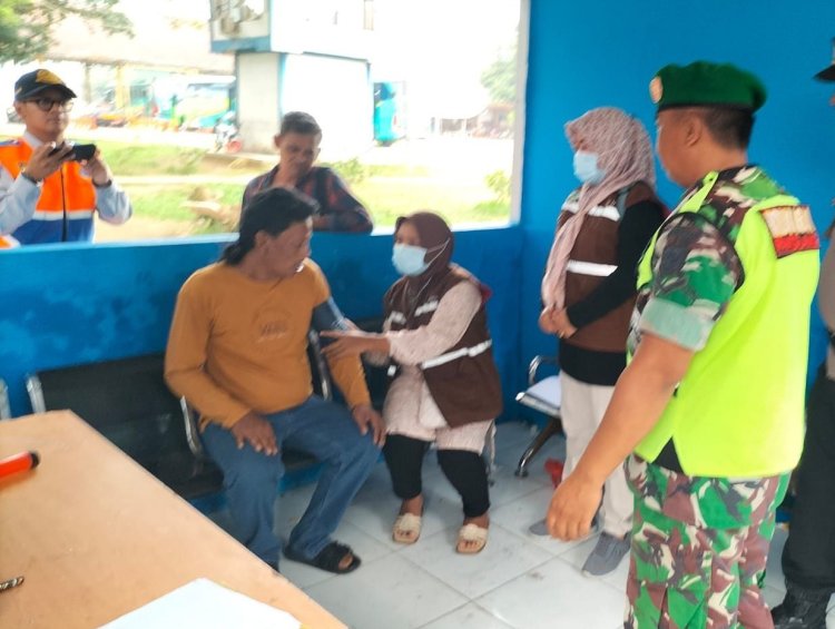 Anggota Babinsa Koramil 0111/Pagelaran Bersama Polsek Laksanakan Pengamanan dan Pemeriksaan Kesehatan Warga