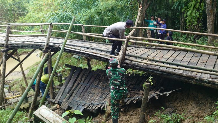 Jembatan Blengbeng Sungai Cikayang Kembali Ambruk, Warga Bersama TNI–Polri Lakukan Perbaikan Darurat