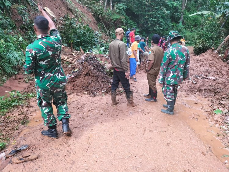 Koramil 0105/Mandalawangi Bersama Masyarakat Gotong Royong Buka Akses Jalan Tertimbun Longsor