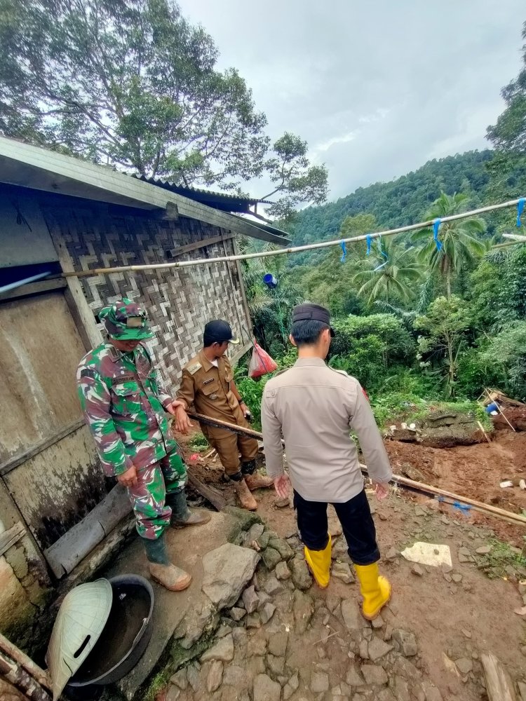 Danramil dan Babinsa Koramil 0105/Mandalawangi Tinjau Rumah Warga Terdampak Tanah Longsor di Desa Cikumbuen