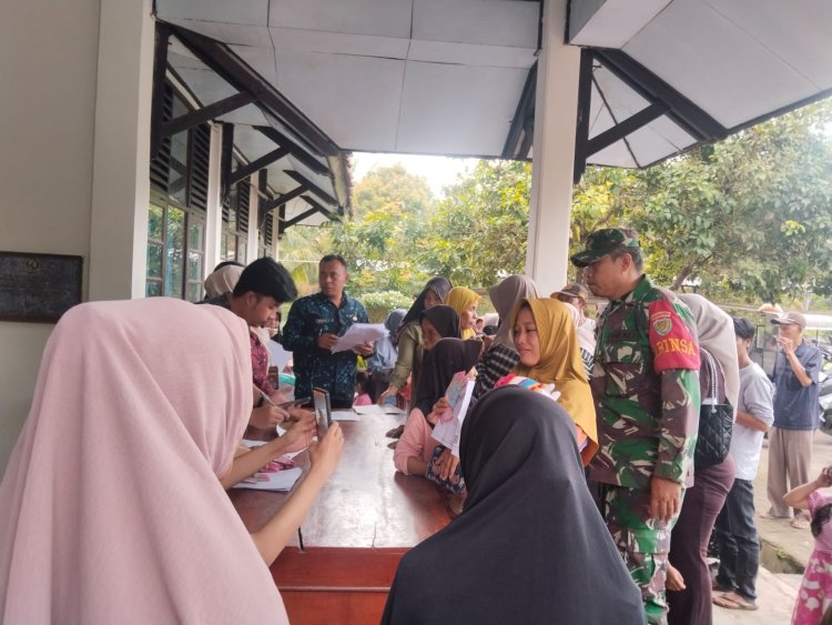 Babinsa Koramil 0107/Saketi Dampingi Penyaluran BLTS Kesra Tahap II Tahun 2025 di Kecamatan Cisata