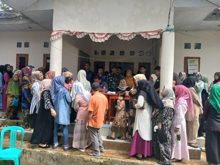 Babinsa Koramil 0103/Bjr Dampingi Penyaluran BLTS Kesra di Desa Saninten