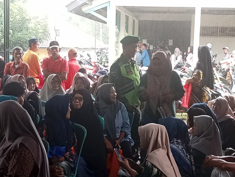 Babinsa Koramil 0103/Banjar Laksanakan Monitoring Penyaluran BLTS Kesra di Desa Banjarsari