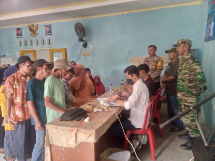 Serka Lili Suhaeli Babinsa Koramil 0117/Panimbang Dampingi Penyaluran Bantuan PKH Kesra di Desa Sudamukti