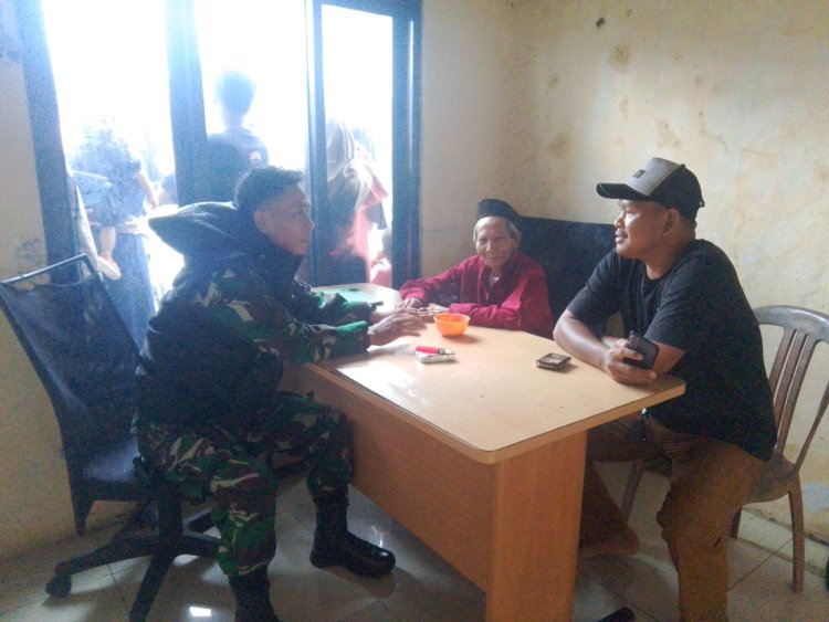 Serka Agus Sadiyin Babinsa Koramil 0105/Mandalawangi Laksanakan Komsos Bersama Warga Desa Pari