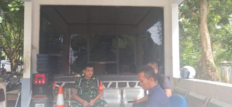 Babinsa Koramil 0101/Pandeglang Laksanakan Komsos dengan Petugas Keamanan Sekolah di Kelurahan Saruni