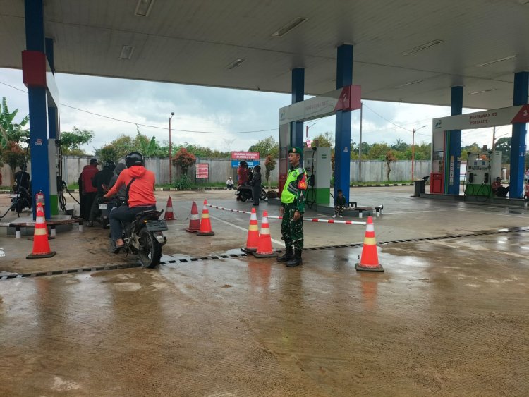 Kopka Syamsudin Noor Babinsa Koramil 0105/Mandalawangi Laksanakan PAM SPBU Mandalawangi, Kondisi BBM Aman dan Terkendali